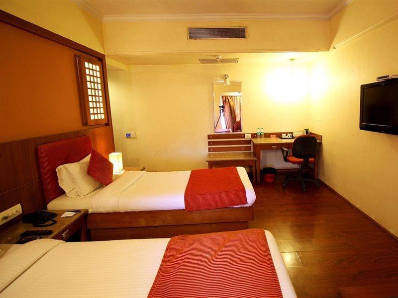 Hotel Royal Highness Αχμπανταμπάντ Εξωτερικό φωτογραφία