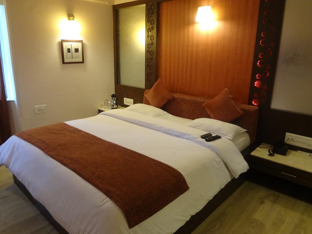 Hotel Royal Highness Αχμπανταμπάντ Δωμάτιο φωτογραφία